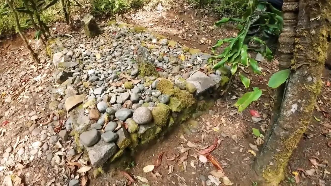 Makam dari susunan batu
