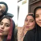 Ayu Azhari dan Isabelle Tramp (Sumber: Instagram/ayukhadijahazhari)