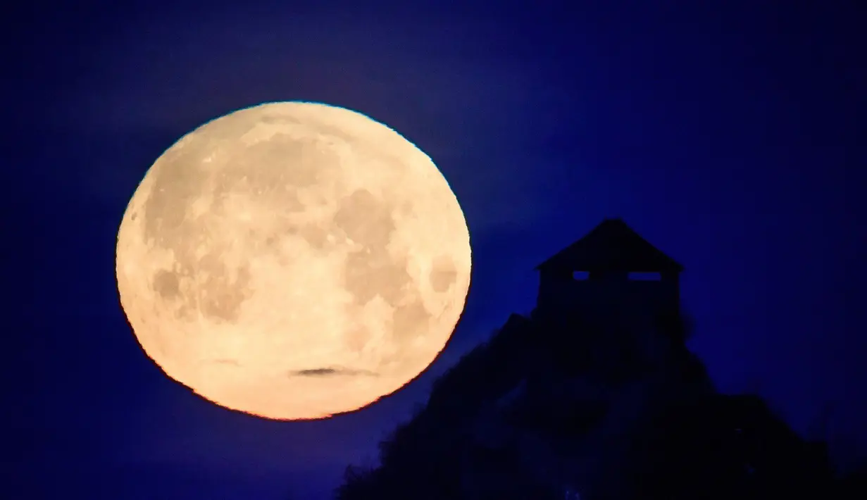 Pemandangan ketika supermoon menghiasi Salgotarjan, 109 km timur laut Budapest, Hungaria, Rabu (31/1). (Peter Komka / MTI via AP)