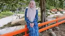 Ciri khas yang dimiliki Ayana Moon adalah ia kerap mengenakan outfit yang simple. Gaya busananya menghasilkan beragam look yang dapat dikenakan dalam berbagai aktivitas, terutama untuk liburan santai.(Liputan6.com/IG/@xolovelyayana)