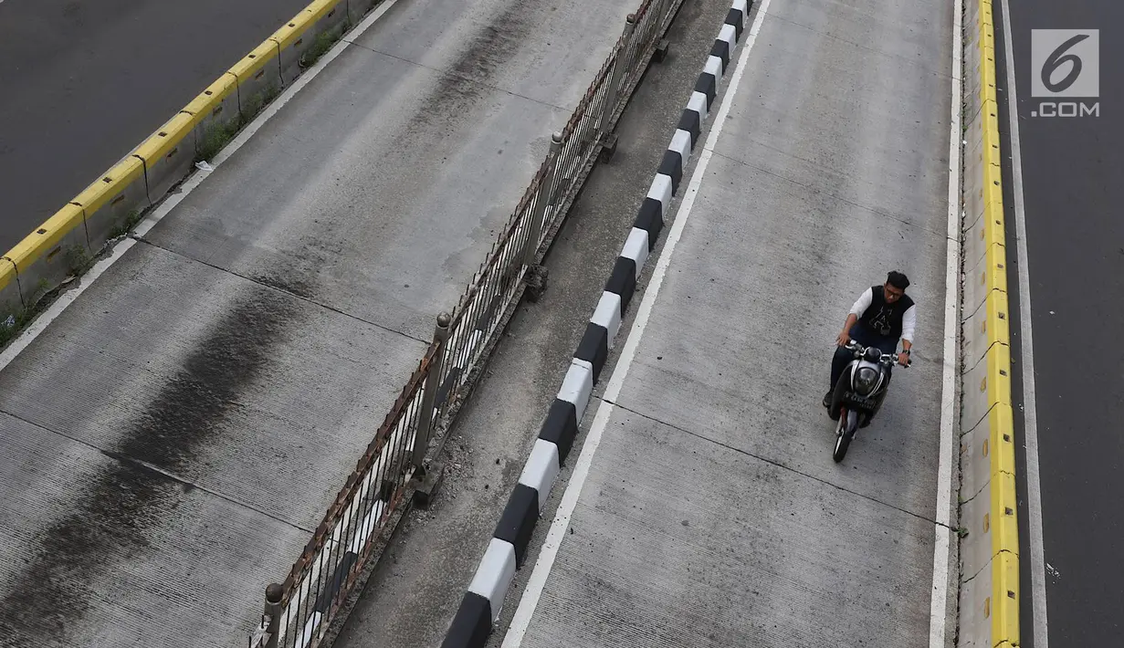 Pengendara sepeda motor melintasi jalur bus Transjakarta di Jalan Gunung Sahari, Jakarta, Kamis (27/12). Selain melanggar hukum, perilaku buruk pemotor tersebut juga dapat membahayakan keselamatan. Liputan6.com/Immanuel Antonius