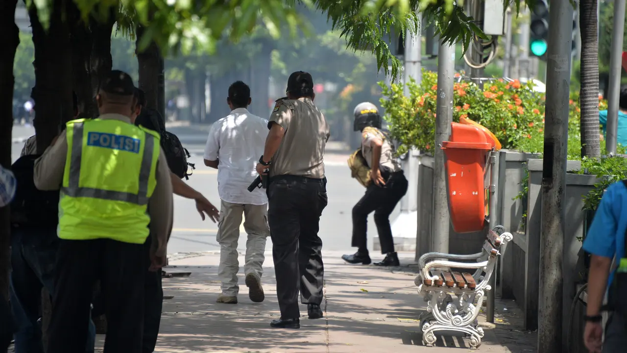 20160114-Aksi Menegangkan Polisi Baku Tembak Usai Ledakan Bom di Sarinah-Jakarta