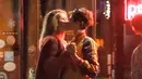 Keduanya terlihat berciuman tangan saat tengah berdansa. (Roger/BACKGRID/DailyMail)