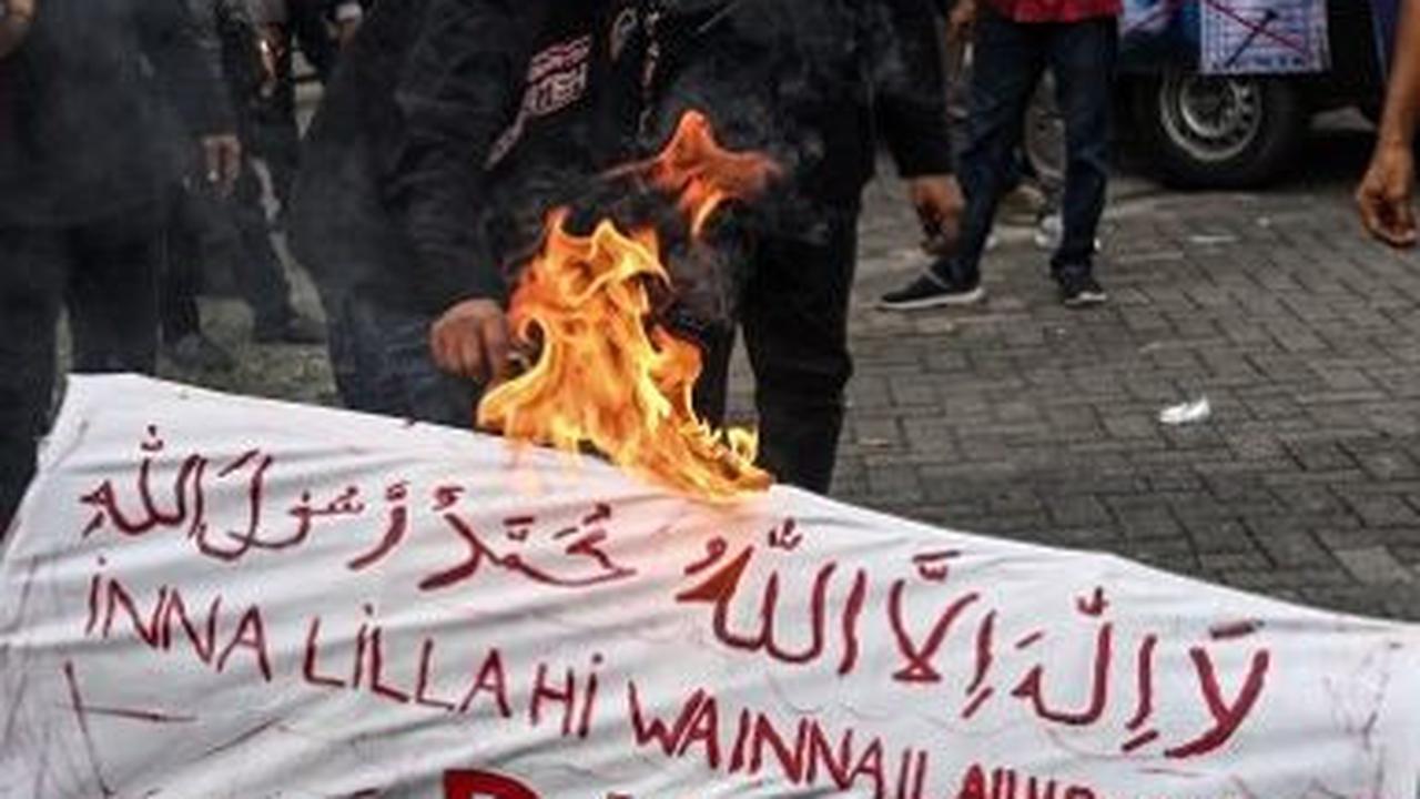 FOTO: Protes Kecurangan Pemilu 2024, Pengunjuk Rasa Bakar Keranda di Gedung Bawaslu Surabaya