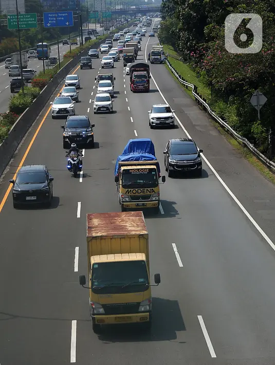 Sejumlah truk melintas di jalan tol di kawasan Jakarta, Senin (19/12/2022). Pemerintah akan membatasi pergerakan angkutan barang bagi truk-truk besar baik yang melewati jalan tol atau jalan arteri pada masa libur Natal 2022 dan Tahun Baru 2023 (Nataru). (Liputan6.com/Angga Yuniar)
