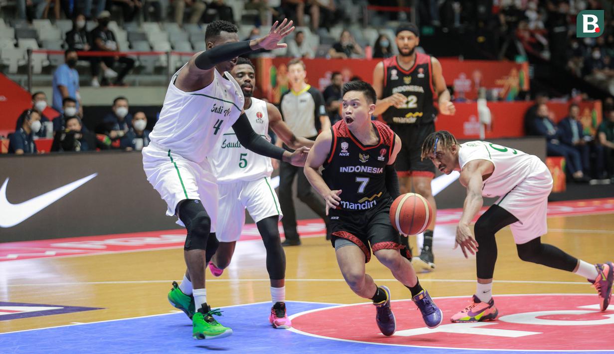 <p>Pebasket Indonesia, Andakara Prastawa Dhyaksa berusaha melewati sejumlah pebasket Arab Saudi saat matchday pertama Grup A FIBA Asia Cup 2022 antara Timnas Arab Saudi melawan Timnas Indonesia di Istora Senayan, Jakarta, Selasa (12/07/2022). (Bola.com/Bagaskara Lazuardi)</p>