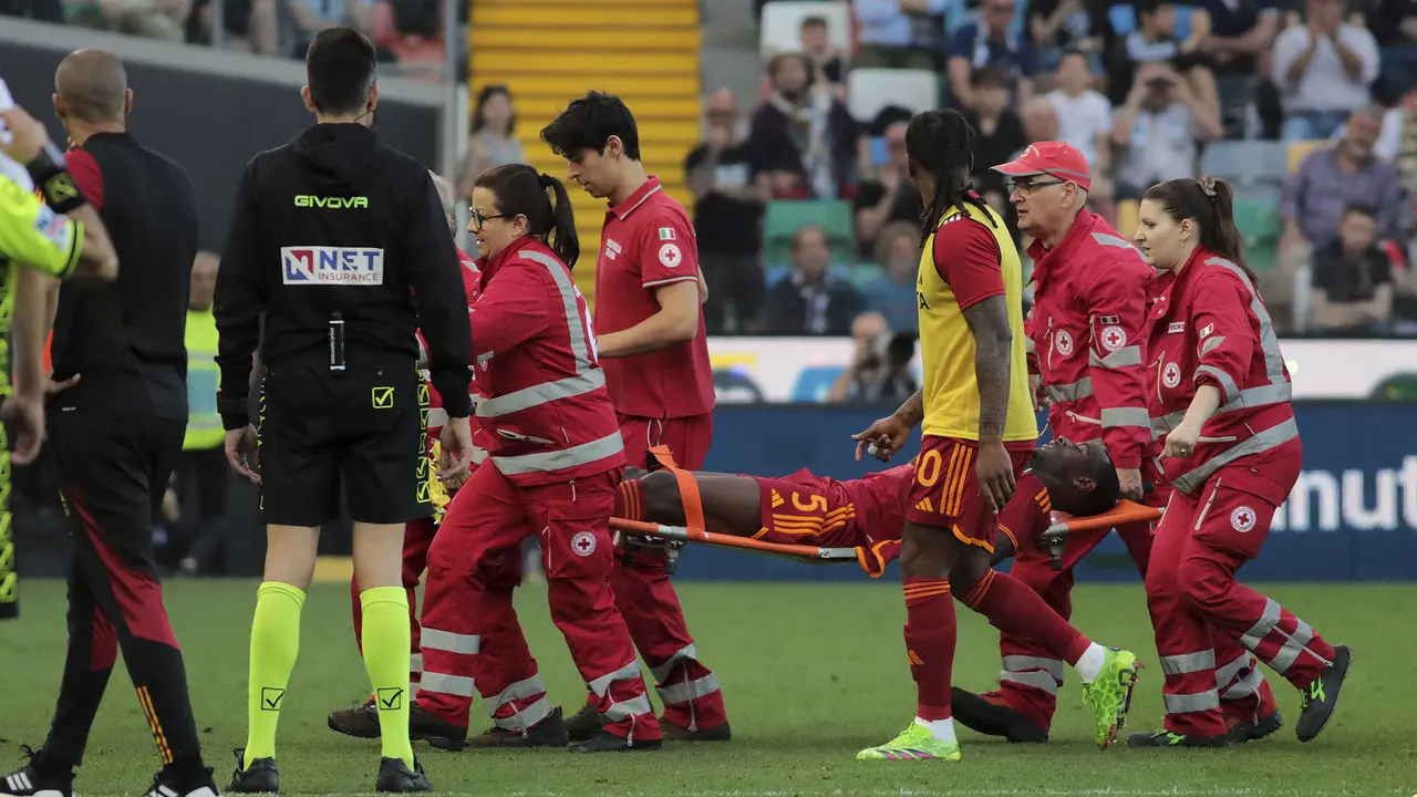 Bek AS Roma yang Kolaps di Lapangan