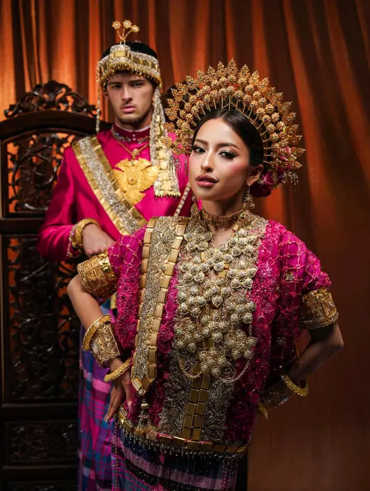 Sebagai pria berdarah Eropa, penampilan Justin dalam balutan busana adat Indonesia sukses membuat publik terpukau. Aura maskulin Justin justru terlihat semakin kuat saat dipadukan dengan outfit tradisional yang kaya akan detail budaya. [@jennifercoppenreal20].