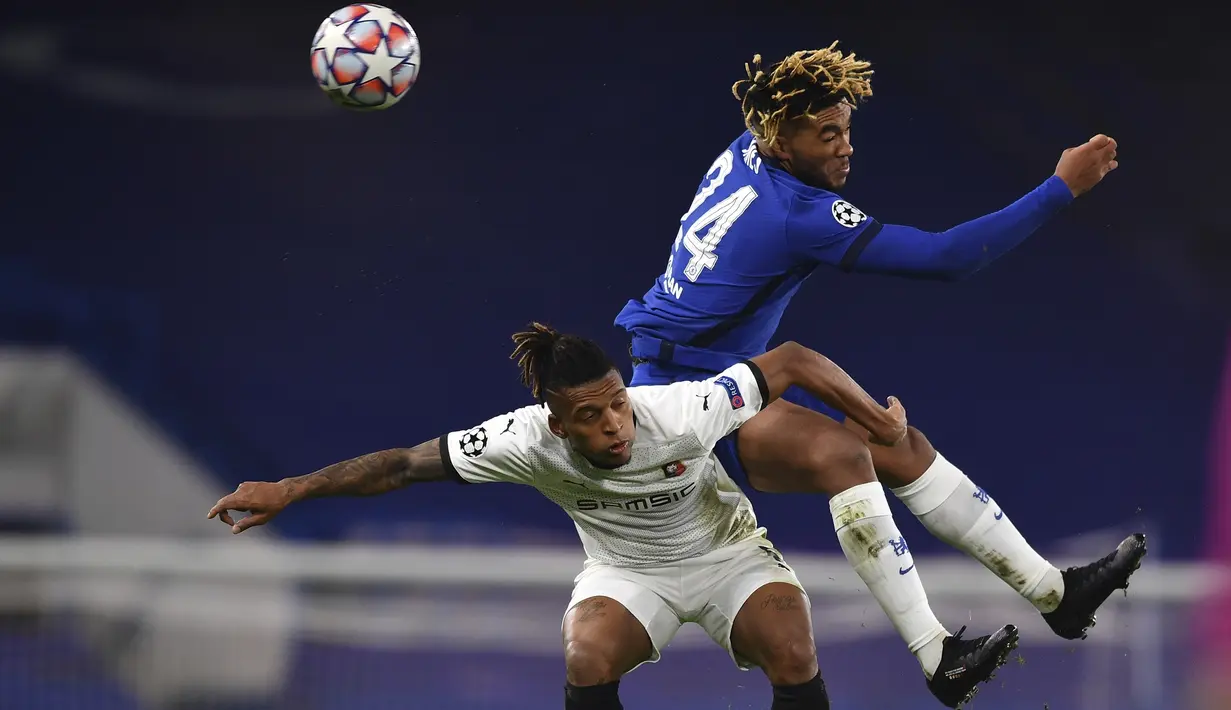 Bek Chelsea, Reece James, berebut bola dengan bek Rennes, Dalbert, pada laga lanjutan Liga Champions 2020/2021 di Stadion Stamford Bridge, Kamis (5/11/2020) dini hari WIB. Chelsea menang 3-0 atas Rennes. (Ben Stansall/Pool via AP)