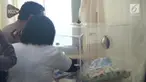 Seorang bayi malang tega dilempar oleh ibunya sendiri. Kini kondisi sang bayi terus membaik dan bisa menangis.