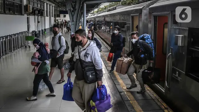 Arus Balik Mudik Lebaran 2022 di Stasiun Pasar Senen Mulai Ramai