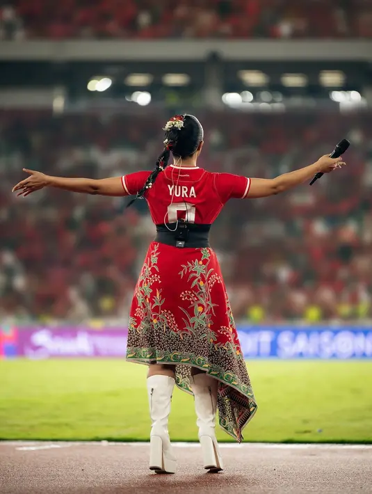 Yura Yunita menata rambut panjangnya dengan sleek braid lengkap dengan sematan bunga yang cantik [@yurayunita]