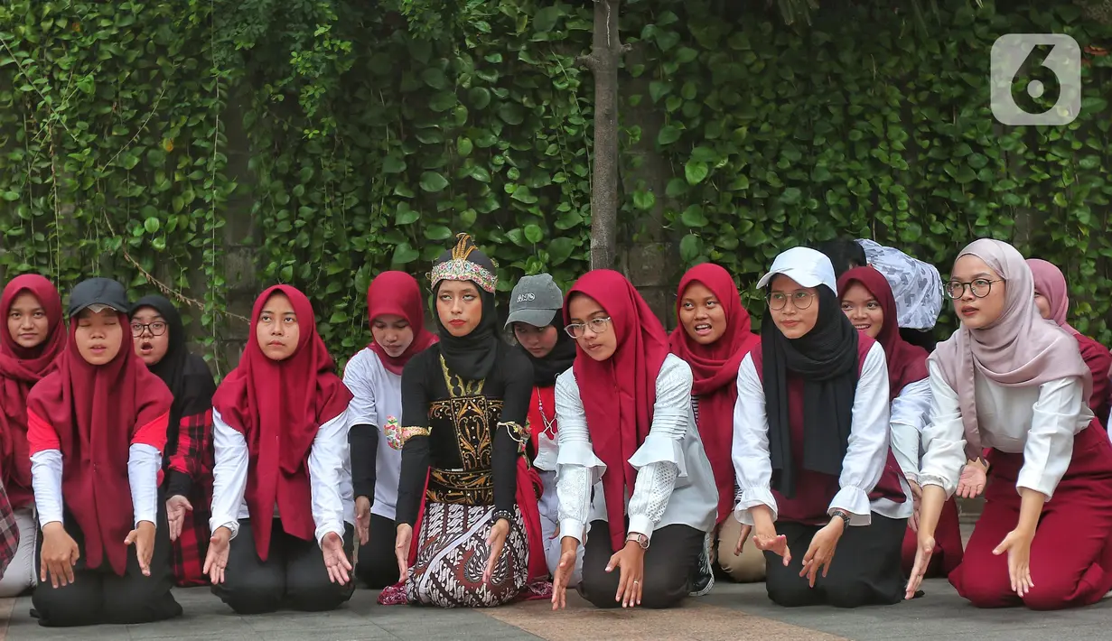 Sejumlah mahasiswa melakukan paduan suara dan gerak tari saat Car Free Day, di Jakarta, Minggu (25/9/2022). Pagelaran ini merupakan bentuk pengenalan seni kepada masyarakat yang tengah melakukan aktivitas di CFD. (Liputan6.com/Angga Yuniar)