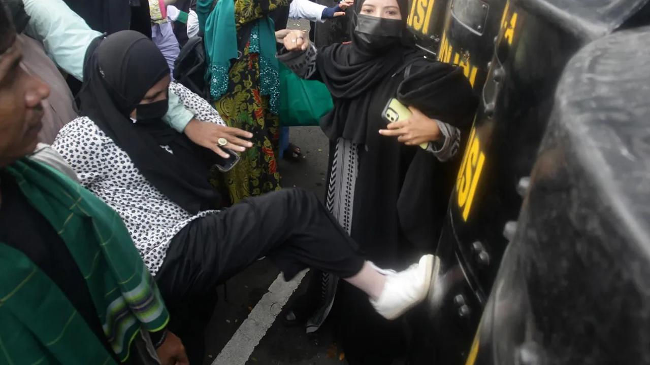 Massa dari Gerakan Nasional Anti (Geranati) LGBT ricuh dengan aparat kepolisian saat menggelar aksi unjuk rasa menolak konser Coldplay di Jalan Asia Afrika, Jakarta, Rabu (15/11/2023). <br>