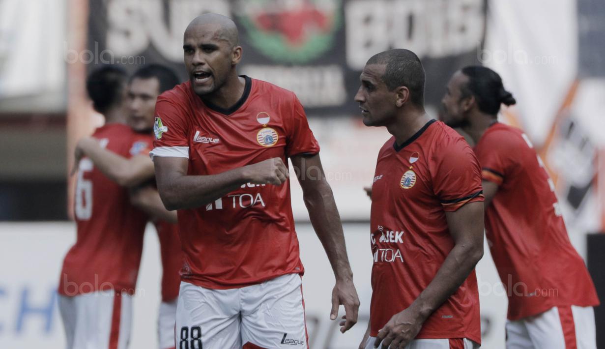 Striker Persija, Reinaldo, meluapkan kekecewaanya usai gagal menjebol gawang Persiba pada laga Liga 1 di Stadion Patriot, Bekasi, Jumat  (12/8/2017). Persija menang 2-0 atas Persiba. (Bola.com/M Iqbal Ichsan)