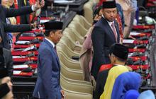 VIDEO: Hadir Bersamaan, Jokowi dan Prabowo Kompak Jalan di Atas Karpet Merah Gedung DPR