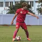 Gelandang anyar Persija, Asri Akbar, mengontrol bola saat latihan perdana di Lapangan Sutasoma, Jakarta, Senin (18/12/2017). Asri didatangkan Macan Kemayoran dari Borneo FC. (Bola.com/Vitalis Yogi Trisna)