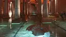 Pengunjung berjalan di sepanjang Basilica Cistern era Bizantium di Istanbul, Turki, Rabu, 27 Juli 2022. Daya tarik utama Basilica Cistern adalah 336 pilar marmer yang menyangga struktur. (AP Photo/Emrah Gurel)