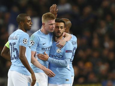 Para pemain Manchester City merayakan kemenangan atas Napoli pada laga Liga Champions di Stadion Etihad, Selasa (17/10/2017). Manchester City menang 2-1 atas Napoli. (AP/Dave Thompson)