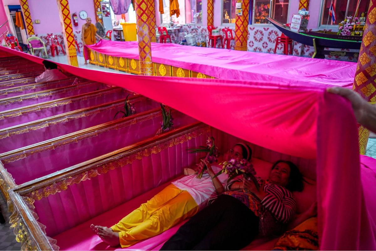 Ritual unik warga Thailand berdoa dalam peti mati sambut Tahun Baru