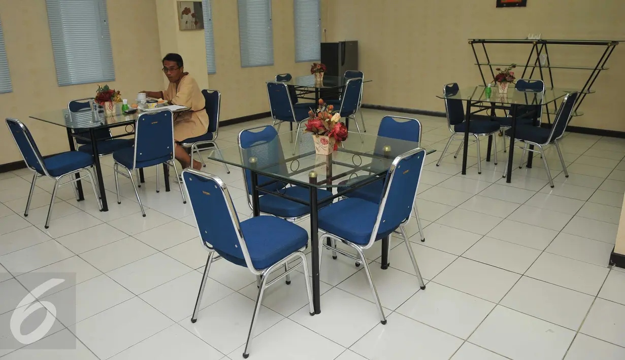 Seorang pasien menikmati makanannya disela pemeriksaan di RSAL Mintohardjo, Jakarta, Rabu (21/9). KPUD DKI memilih RSAL Mintohardjo sebagai tempat uji kesehatan calon gubernur dan wakil gubernur di Pilkada DKI Jakarta 2017. (Liputan6.com/Gempur M Surya)