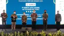 CSR Manager M. Kideco Luqman Hakim (kiri), External Relation Team Manager Suriyanto (kedua kiri) dan Chief Administration Officer Leonardus Herwindo (ketiga kanan) saat menerima 3 Penghargaan TOP CSR Award 2021 di Jakarta, Kamis (22/4/2021). (Liputan6.com/Pool/Kideco)