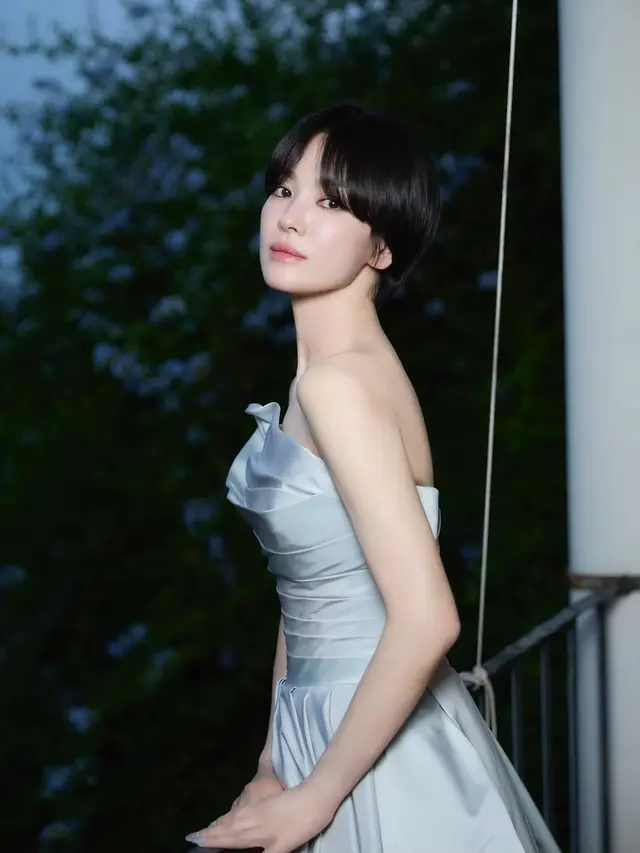 Pesona Memukau Song Hye Kyo ala Cinderella dengan Rambut Bondol, Tampil Effortless Tanpa Perhiasan Mewah