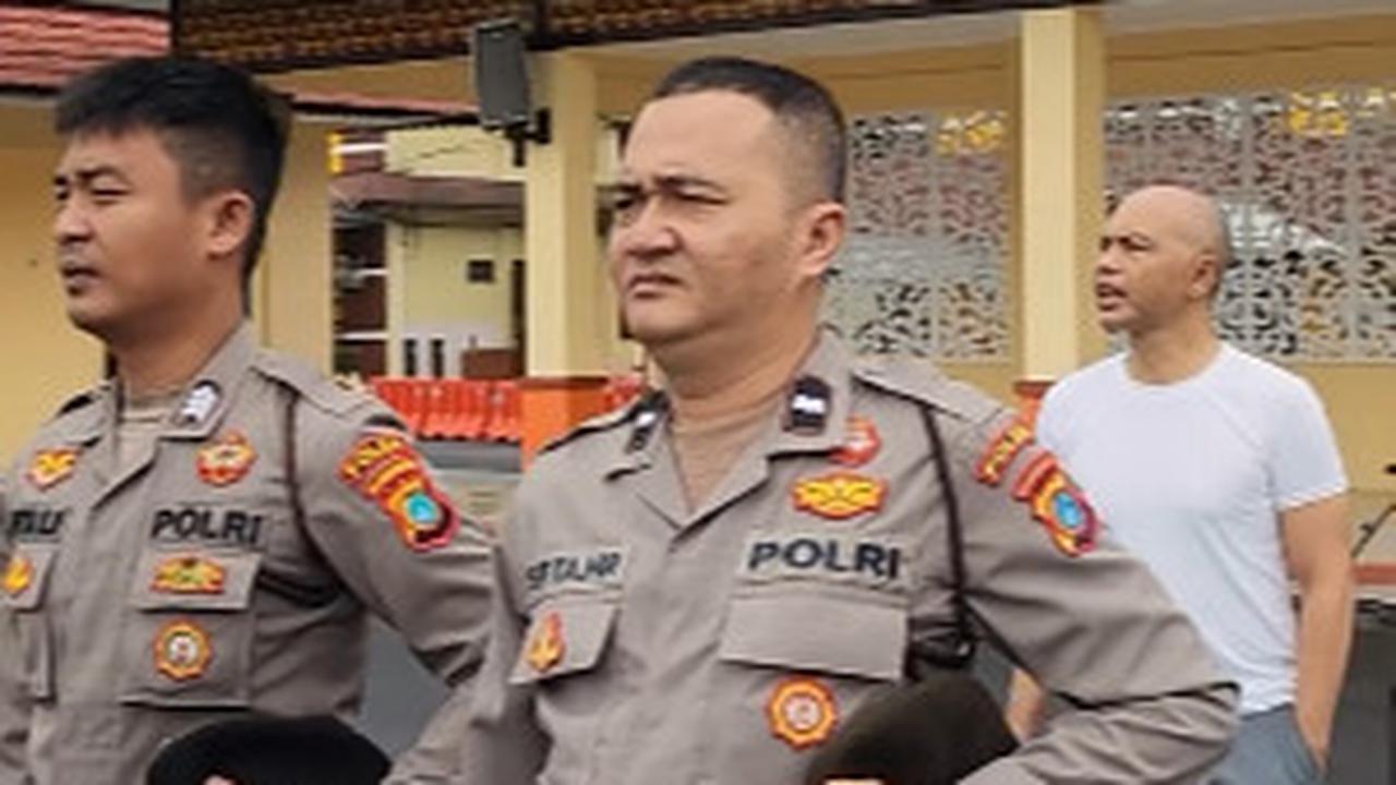 Kejutan Jenderal Berkaus Oblong, Anggota Jaga Langsung Lari Kancing Baju Jadi Sorotan