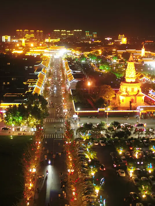 Foto dari udara yang diabadikan pada 14 Juni 2020 ini memperlihatkan pemandangan malam di kota kuno Zhengding di Shijiazhuang, Provinsi Hebei, China utara. (Xinhua/Xu Jianyuan)