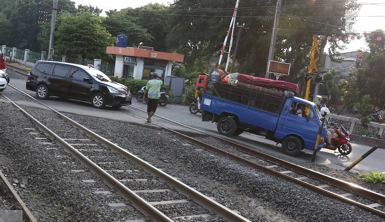 Kendaraan melintasi perlintasan kereta api di kawasan Lenteng Agung, Jakarta, Kamis (14/3). Pembangunan fly over berbentuk tapal kuda tersebut diprediksi akan mengurangi tingkat kemacetan antara 40-50 persen. (Liputan6.com/Immanuel Antonius)