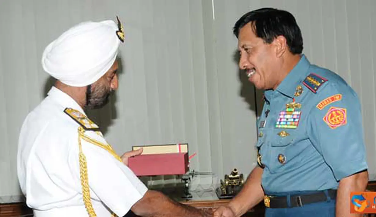 Citizen6, Jakarta: Panglima TNI Laksamana TNI Agus Suhartono, menerima kunjungan Panglima Armada Timur (Pangarmatim) Angkatan Laut India Vice Admiral Anup Singh di Mabes TNI Cilangkap, JakartaTimur, Rabu (18/5). (Pengirim: badarudin bakri)