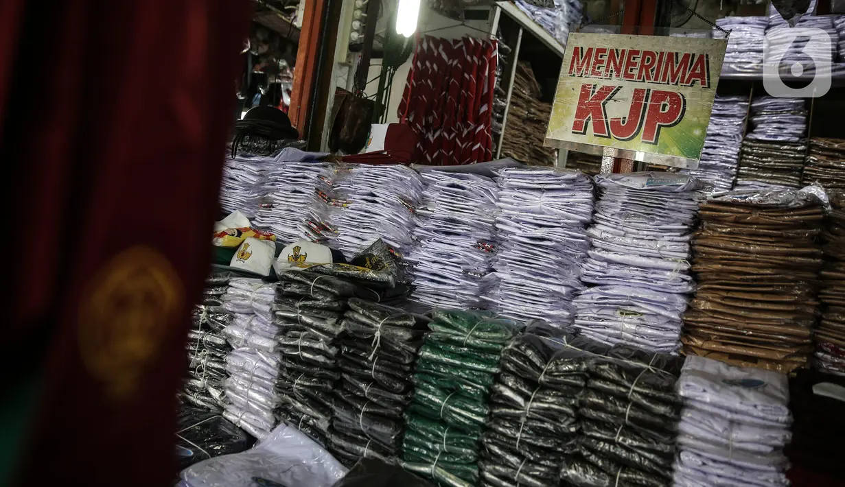 Salah satu penjual seragam sekolah di kawasan Pasar Jatinegara, Jakarta, Selasa (30/6/2020). Sejumlah pedagang di tempat itu mengeluhkan omset penjualan seragam sekolah yang menurun hingga 90 persen akibat sepi pembeli dan anjuran belajar di rumah saat pandemi COVID-19. (Liputan6.com/Faizal Fanani)