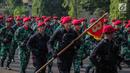 Pasukan Komando Operasi Khusus (Koopssus) TNI membawa bendera usai peresmian di Lapangan Markas Koopssus TNI, Mabes TNI, Jakarta, Selasa (30/7/2019). Kedudukan Dankoopssus TNI berada di bawah dan bertanggung jawab kepada Panglima TNI. (Liputan6.com/Faizal Fanani)