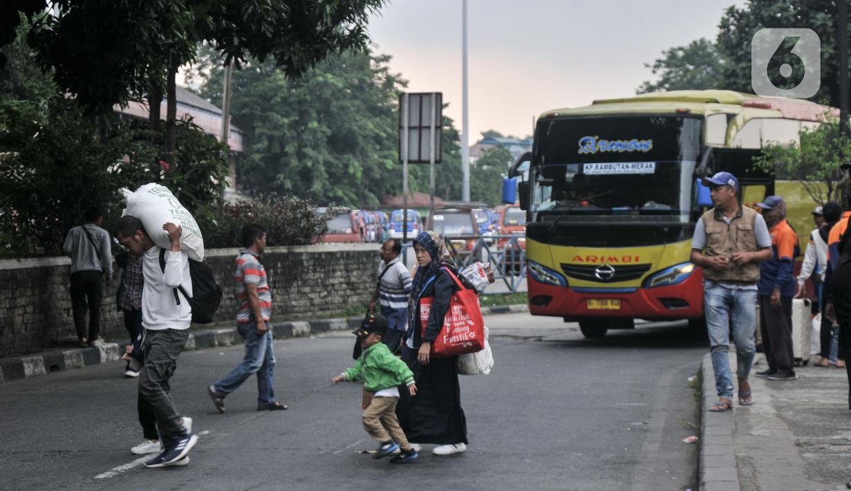 Sejumlah pemudik terus berdatangan dari berbagai kota di Jawa Barat, Tengah, Timur, dan Sumatera di Terminal Kampung Rambutan pada puncak arus balik gelombang kedua Lebaran Idul Fitri 1444 Hijriah. (merdeka.com/Iqbal S Nugroho)