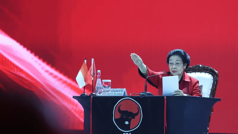 Ketua Umum Partai Demokrasi Indonesia Perjuangan (Ketum PDIP) Megawati Soekarnoputri menyampaikan pidato politik pada penutupan Rapat Kerja Nasional atau Rakernas V PDIP di Ancol, Jakarta Utara, Minggu (26/5/2024).