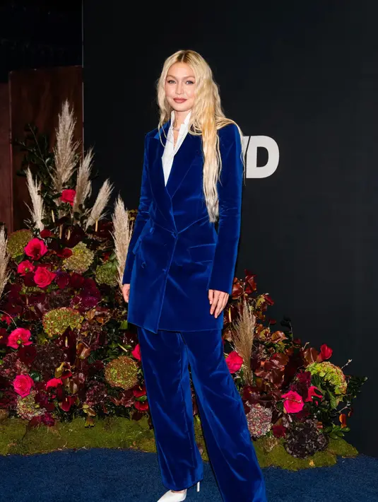 Gigi Hadid mengenakan gaun rancangan Tommy Hilfiger. Foto: Vogue.