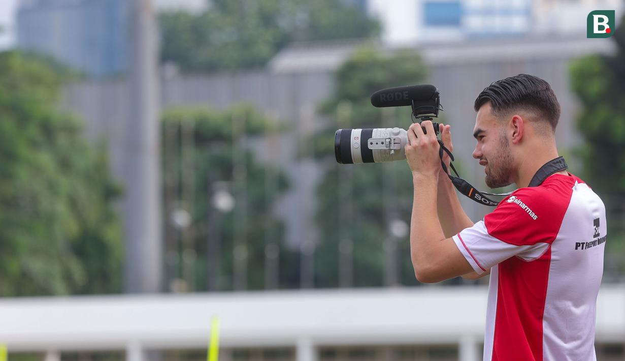 Striker naturalisasi kelahiran Dordrecht, Belanda, itu hanya bisa menyaksikan aktivitas rekan-rekannya berlatih lantaran mengalami cedera. (Bola.com/M Iqbal Ichsan)