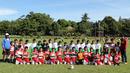 Anak-anak usia di bawah 10 tahun yang tergabung dalam Imran Soccer Academy (ISA) berfoto bersama dengan anak-anak dari SSB Ricky Yakobi sebelum bertanding. (Bolacom/Arief Bagus)