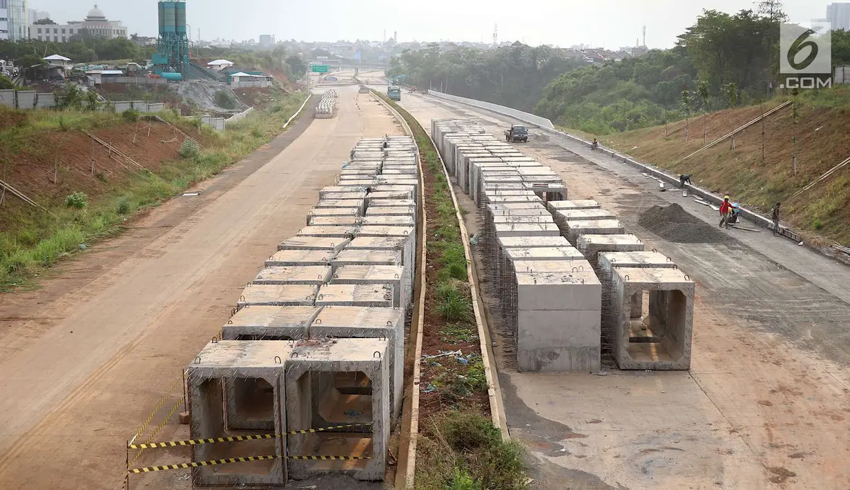 Pekerja menyelesaikan pembangunan proyek Tol Cijago Seksi II di kawasan Depok, Jawa Barat, Kamis (6/9). Proyek Tol Cijago Seksi II belum selesai akibat terkendala pembebasan lahan. (Liputan6.com/Immanuel Antonius)