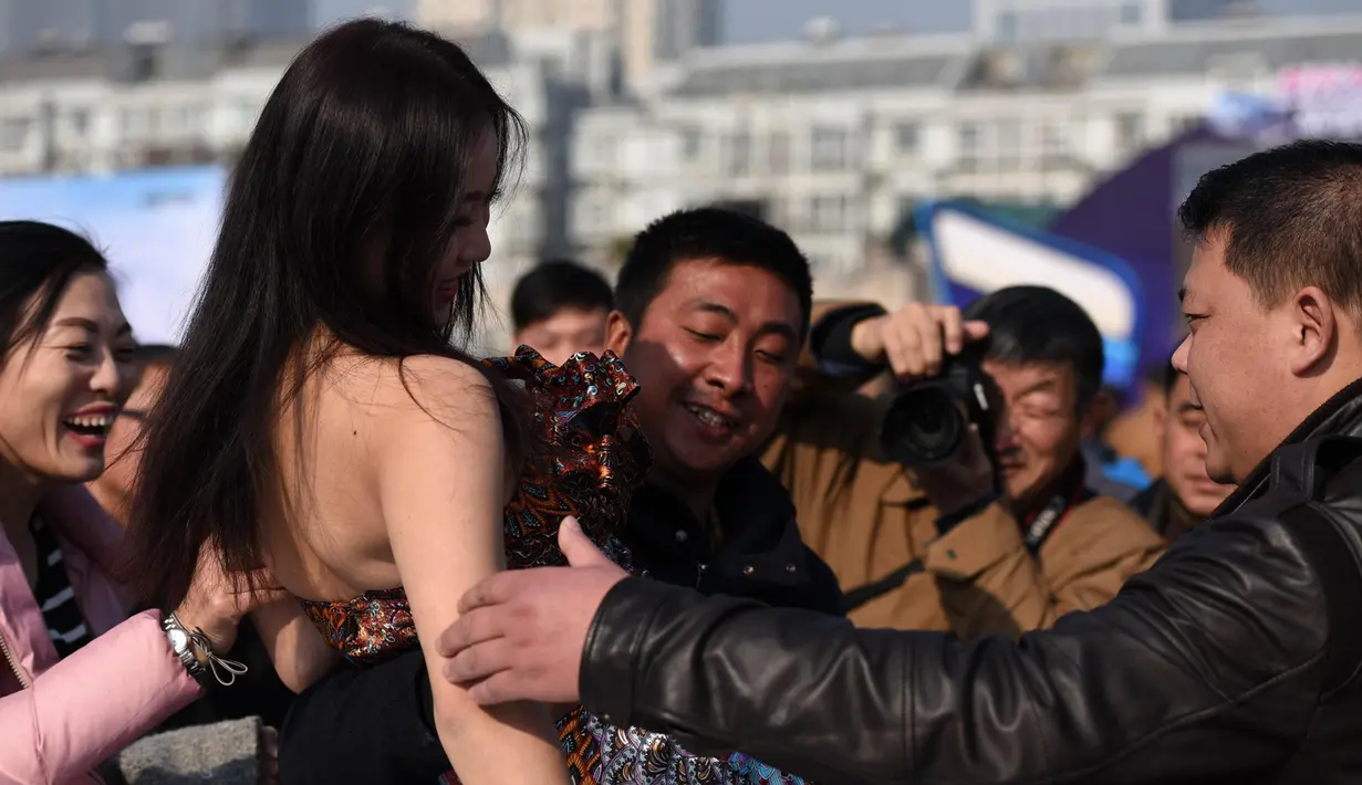 Jiang Qing diserbu penggemarnya yang ingin berfoto bersama, Tiongkok (30/11/2015). Jiang Qing adalah pemenang Kejuaraan "Payudara Terindah" yang digelar di Kota Xiangyang pada 25 Oktober lalu. (shanghaiist.com)