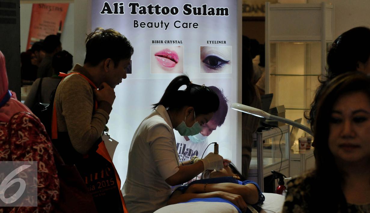 Pengunjung mencoba sejumlah alat kecantikan saat digelarnya pameran alat kecantikan di Jakarta Convention Center (JCC), Jakarta, Sabtu (17/10). Acara akan berlangsung hingga 17 Oktober 2015. (Liputan6/Johan Tallo)