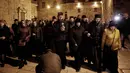 Jemaat Kristen bersiap memasuki ruangan setelah tiga hari penutupan Gereja Makam Kudus di Yerusalem, Rabu (28/2). (THOMAS COEX/AFP)