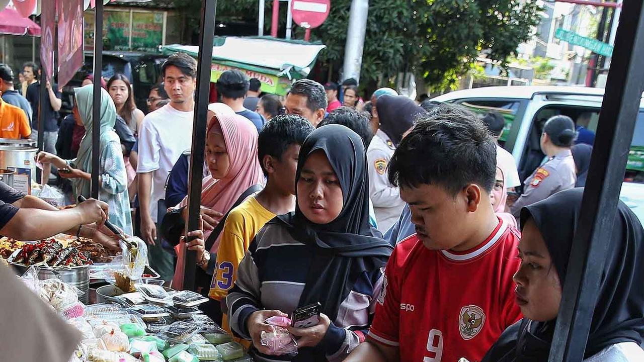 FOTO: Berdesakan Berburu Takjil Di Pasar Benhil