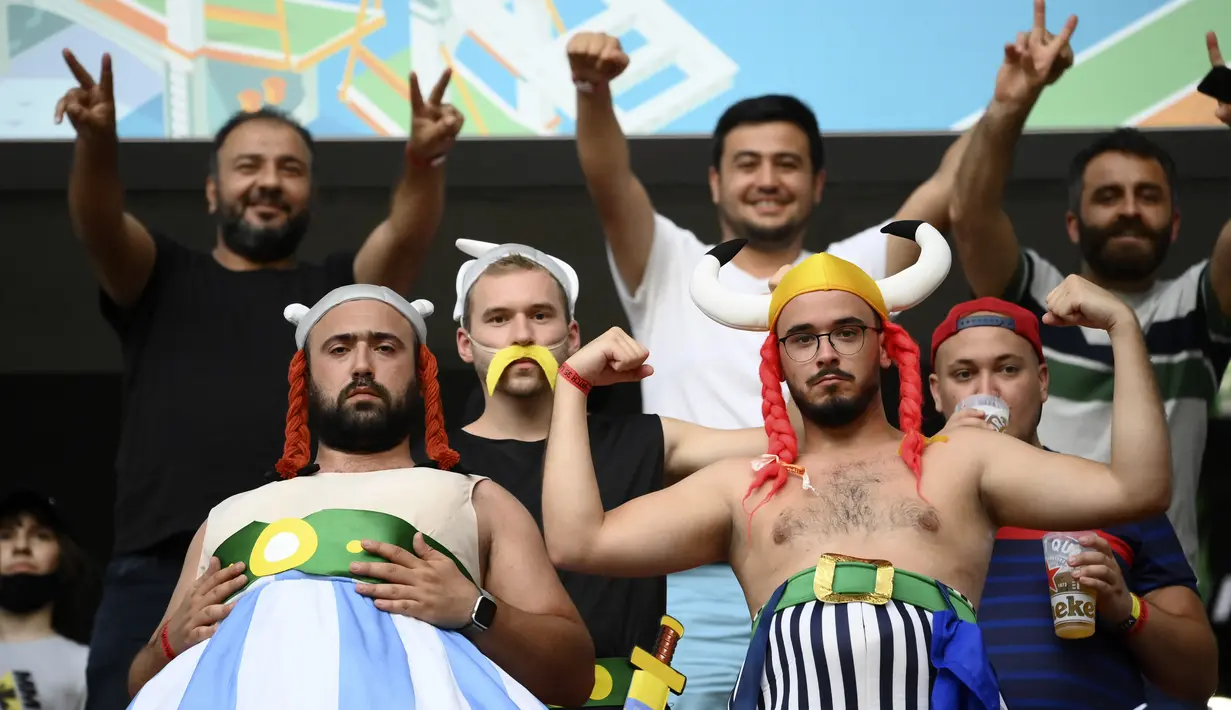 Suporter Prancis berpose di tribun penonton sebelum pertandingan grup F kejuaraan sepak bola Euro 2020 antara Portugal dan Prancis di Puskas Arena di Budapest, Rabu, 23 Juni 2021. (Franck Fife, Pool photo via AP)
