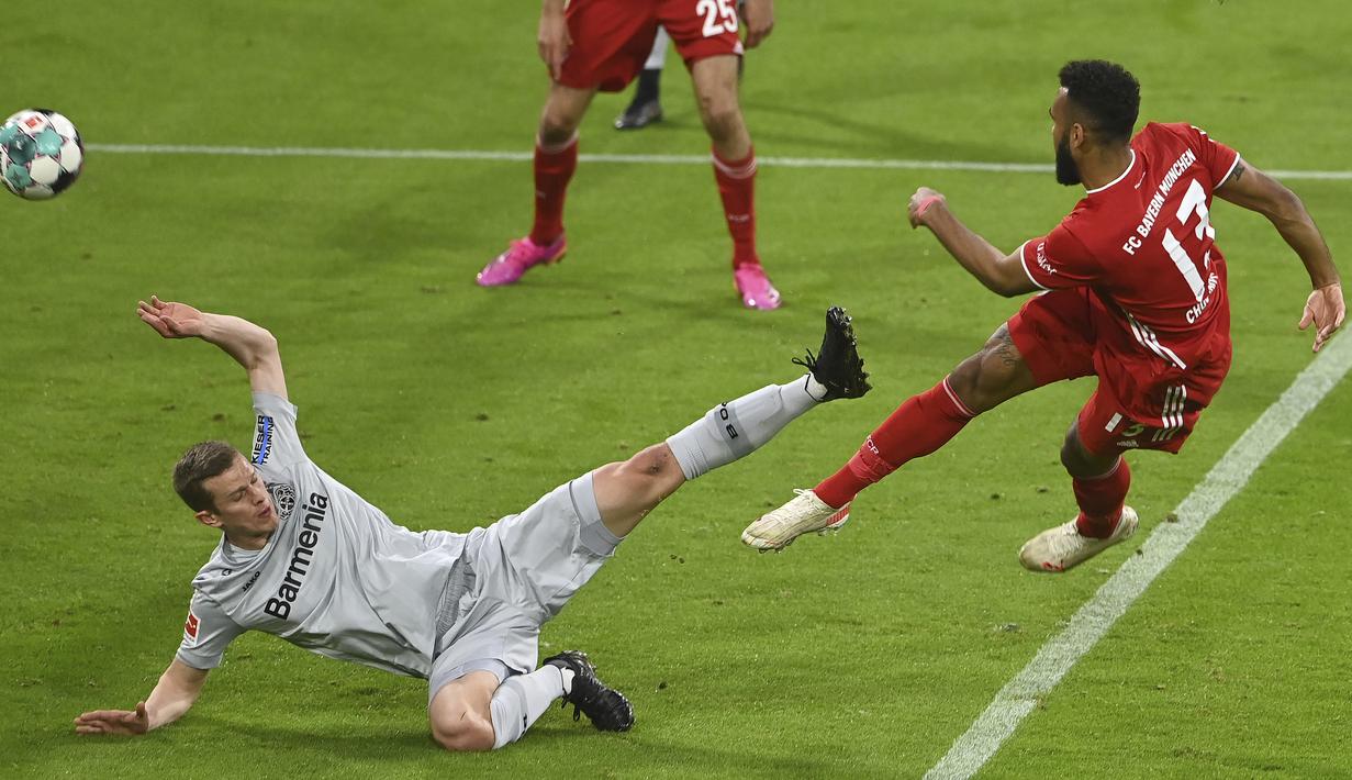 Striker Bayern Munich, Eric Maxim-Choupo Moting (kanan) melepaskan tendangan yang berbuah gol pertama timnya ke gawang Bayer Leverkusen dalam laga lanjutan Liga Jerman 2020/2021 pekan ke-30 di Allianz Arena, Munich, Selasa (20/4/2021). Bayern Munich menang 2-0. (AP/Christof Stache/Pool)