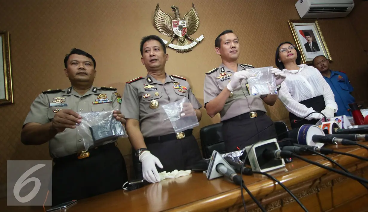 Polda Metro Jaya menunjukkan barang bukti kasus yang melibatkan spiritualis Aa Gatot Brajamusti di Jakarta, Rabu (31/8). (Liputan6.com/Immanuel Antonius)