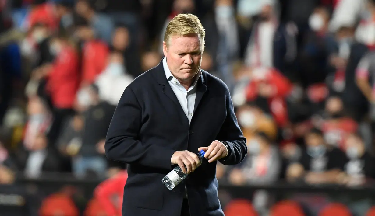 Ronald Koeman - Pelatih asal Belanda itu resmi dipecat oleh Barcelona FC menyusul kekalahan dari Rayo Vallecano 0 – 1 pada kamis, 28 Oktober 2021. (AFP/Oscar Del Pozo)