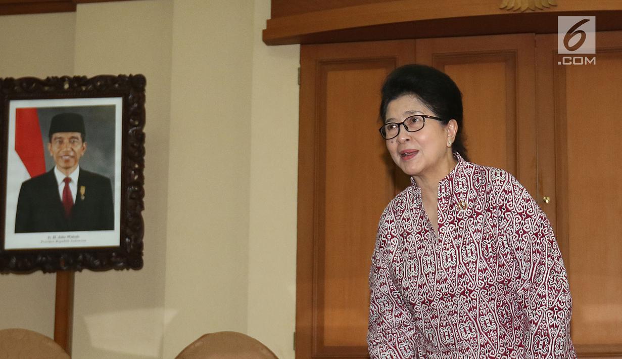Menkes Nila F Moeloek saat jumpa pers terkait bajakah di Kemenkes, Jakarta, Senin (26/8/2019). Menkes memgapresiasi penelitian ketiganya dan siap mengawal serta membantu penelitian lebih lanjut. (Liputan6.com/Herman Zakharia)