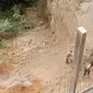 5 orang dikabarkan tertimbun material tanah longsor yang terjadi Minggu (26/9/2021) sekitar pukul 15.00 WIB