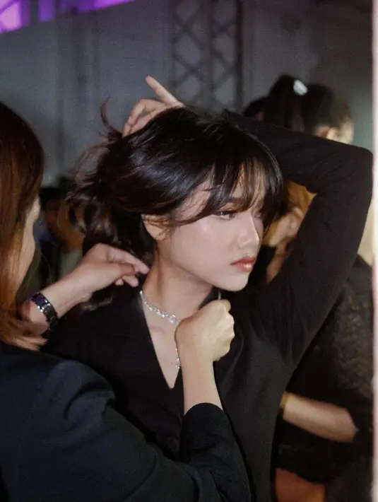 Fuji baru saja mengunggah beberapa potret dirinya dalam balutan blazer hitam. [Foto: Instagram/fuji_an]